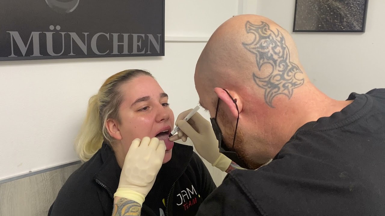 Zungenpiercing stechen im Tempel München Piercing Studio von Chefpiercer Thomas