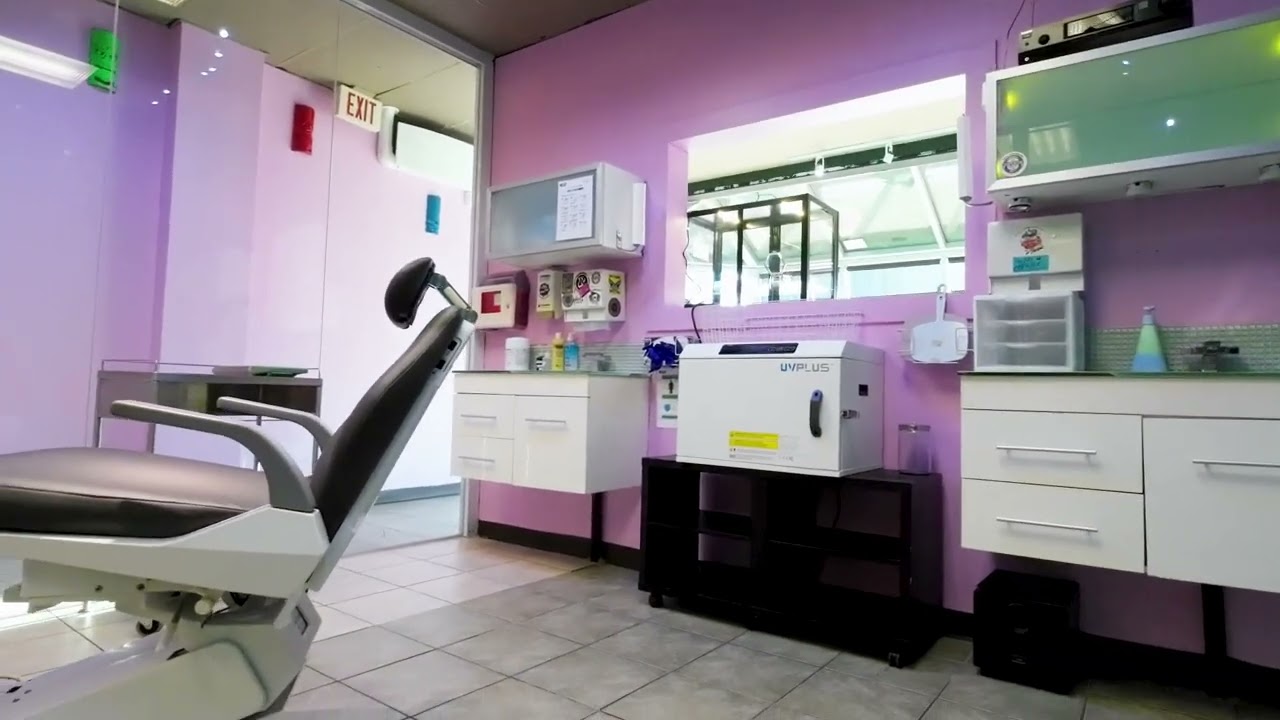 Tribal Expression Kids, eines der ersten professionellen Ohrläppchen-Piercing-Studios für Kinder.  Ein besonderer Raum