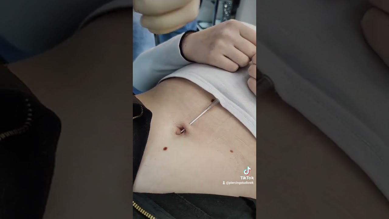 Maja bekommt ein Bauchnabel Piercing 💉 #PiercingStudioWermelskirchen #trends #piercing #makeup