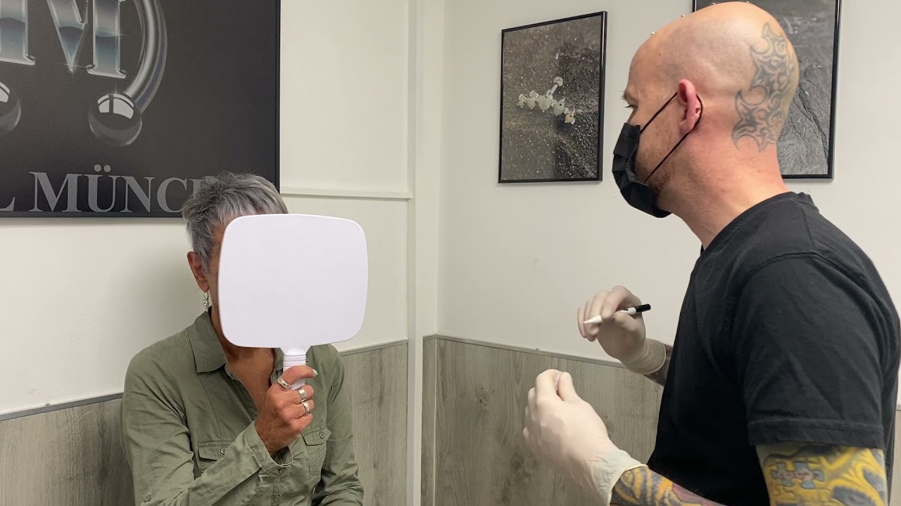 Madonna Piercing stechen im Tempel München Piercingstudio (Lippenpiercing stechen)