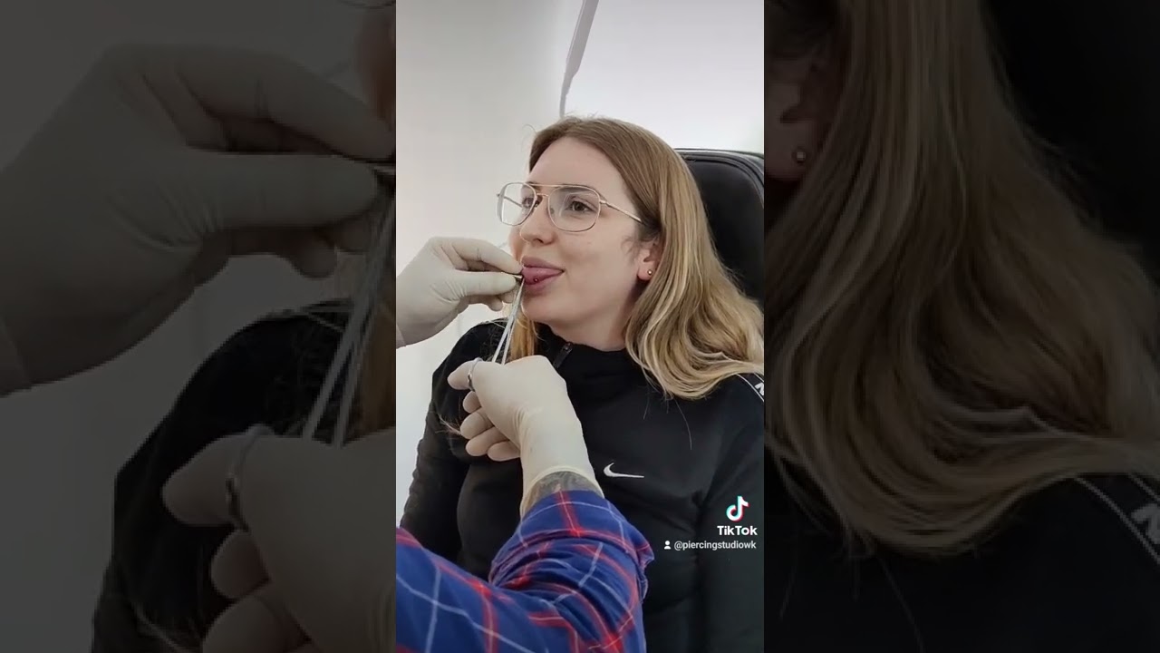 Hannah bekommt die 🔥SnakeEyes 🤪 #PiercingStudioWermelskirchen #piercing #girl #trend #makeup