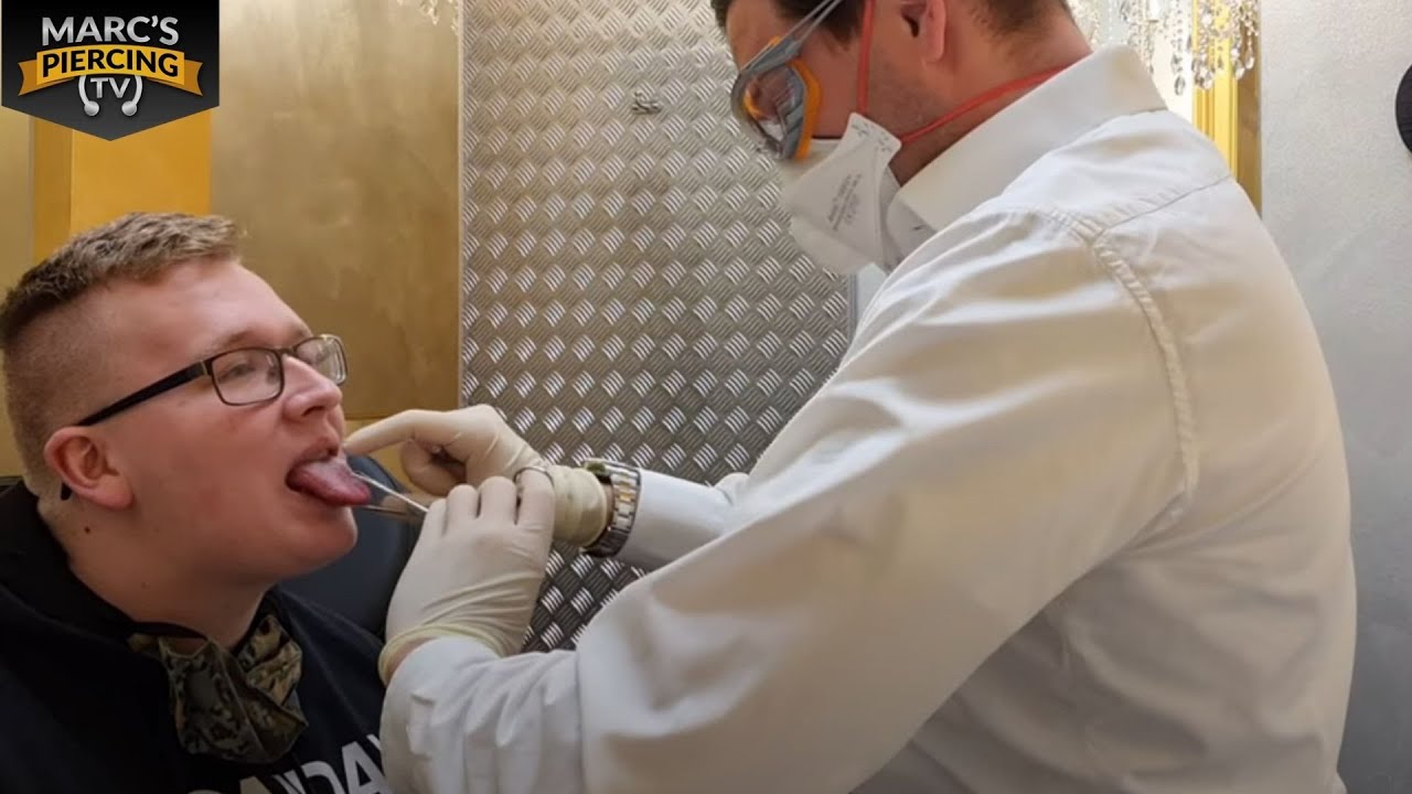 Auch bei Männern eine Beliebtheit!! - sein erstes Zungenpiercing, ab geht's 💉 Marc's Piercing TV