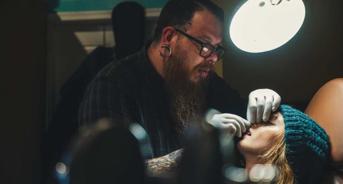 Entlarvte Mythen: Die Wahrheit über Piercing-Schmerzen